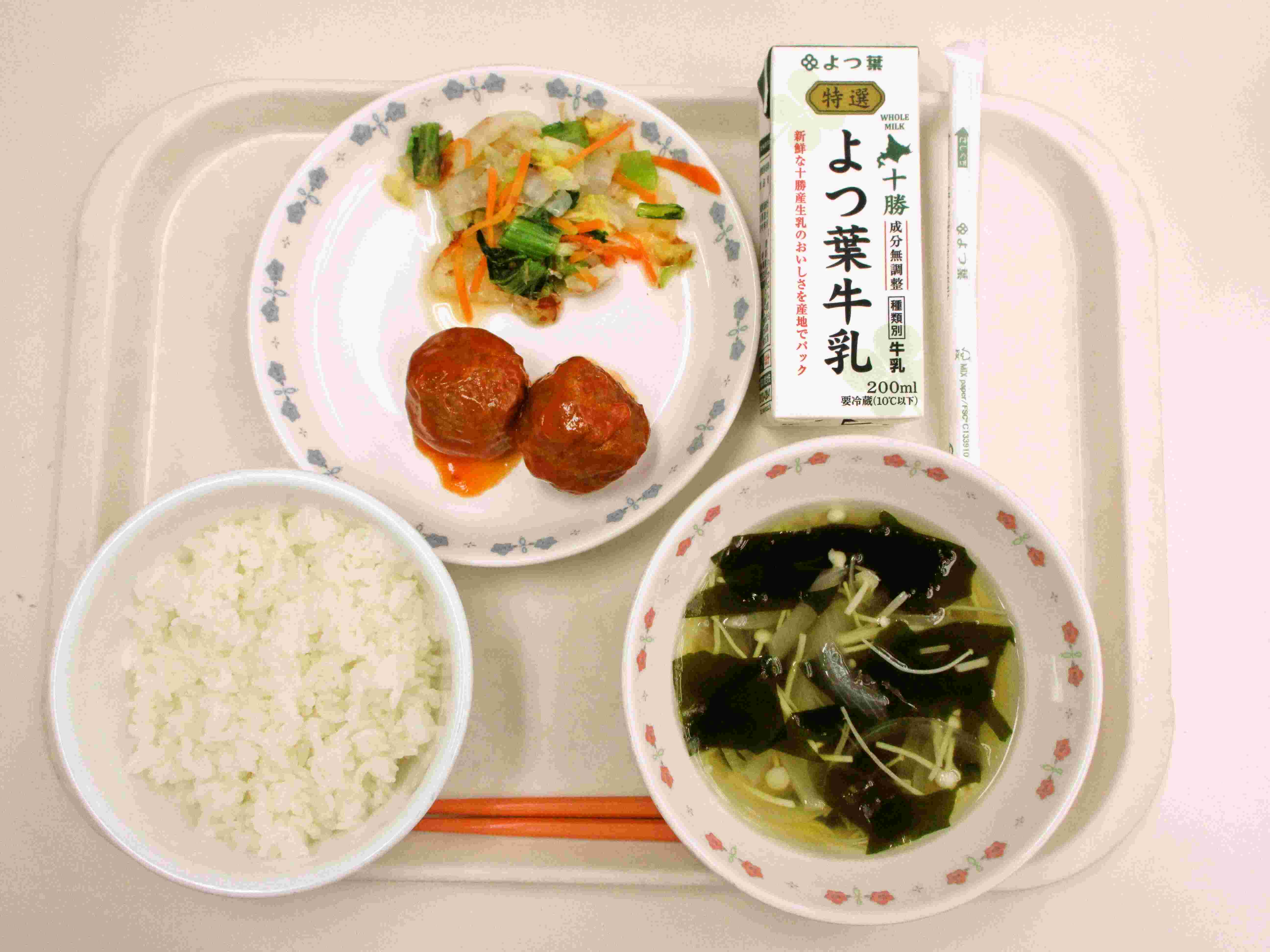 ごはん、わかめスープ、ケチャップあん肉団子、白菜のおかか和え、牛乳