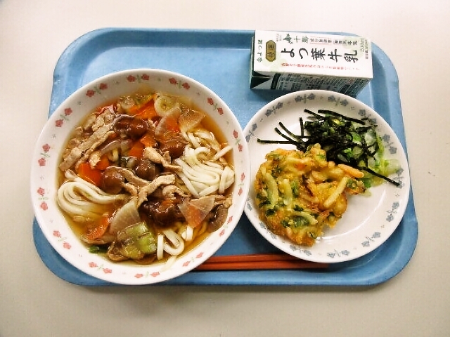 なめこうどん、野菜かき揚げ、白菜の磯和え、牛乳
