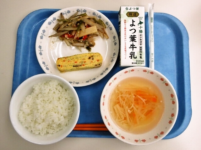 ごはん、すまし汁、五目たまご焼き、かみかみきんぴら、牛乳