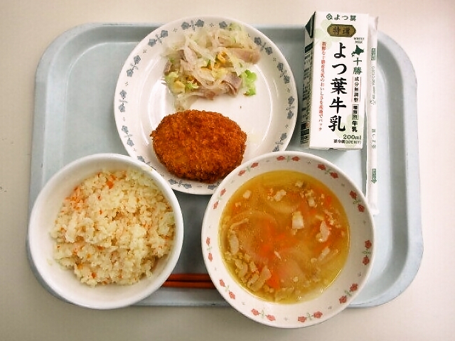 キャロットライス、アルファベットスープ、士幌の牛肉コロッケ ※北海道フーズさんから無償提供、大根サラダ、牛乳