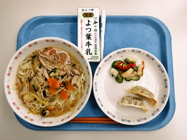 味噌ラーメン、焼き餃子、いかとくらげの和え物、牛乳