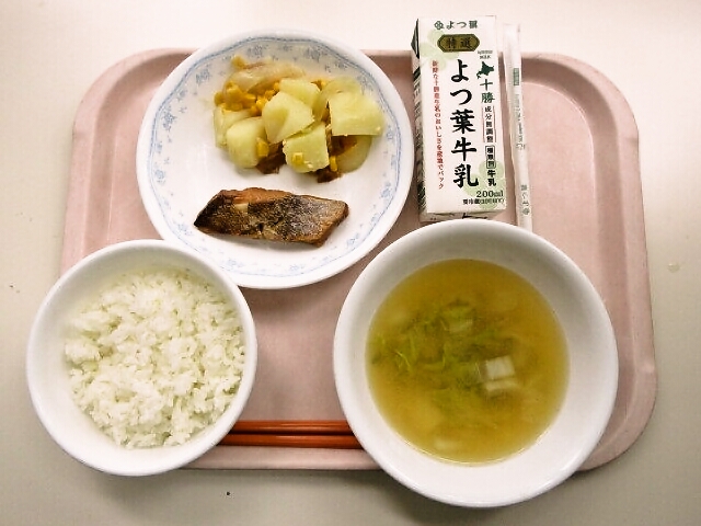 ごはん、みそ汁（白菜・昆布）、タラの照り焼き、じゃがいもとコーンの炒め物、牛乳