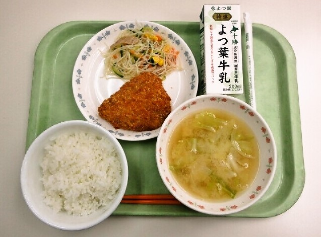 ごはん、みそ汁（キャベツ・玉ねぎ）、かぼちゃひき肉フライ、春雨サラダ、牛乳