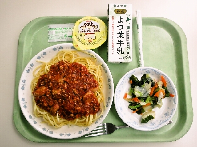 スパゲッティボロネーゼ、海鮮サラダ、プリン、牛乳