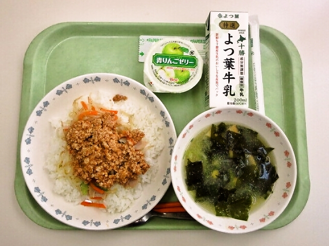 ビビンバライス、コーン中華スープ、青りんごゼリー、牛乳