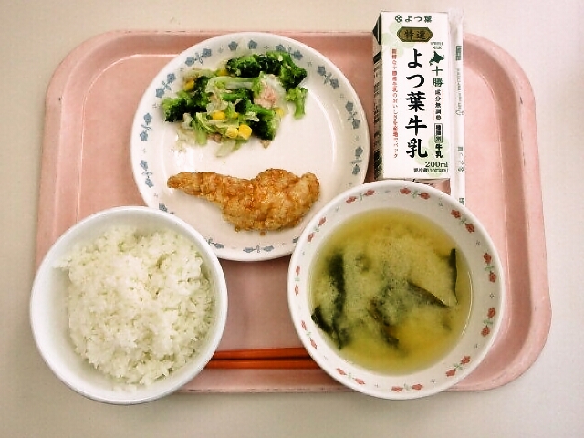ごはん、みそ汁（じゃがいも・わかめ）、ささみの黒酢風味、ブロッコリーのツナ和え、牛乳