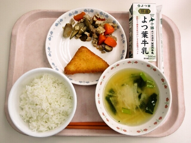 ごはん、みそ汁(大根・小松菜)、チーズはんぺんフライ、鶏ごぼう煮、牛乳