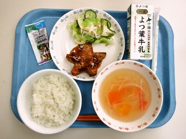 ごはん、野菜スープ、星型ハンバーグ、そうめんサラダ、牛乳