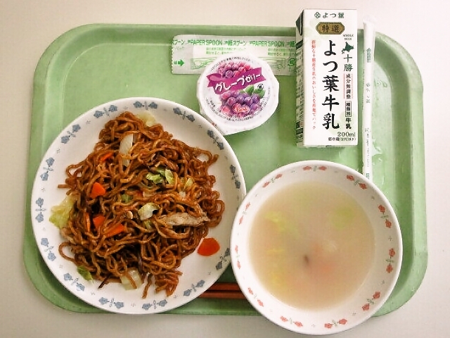 焼きそば、パイタンスープ、ぶどうゼリー、牛乳