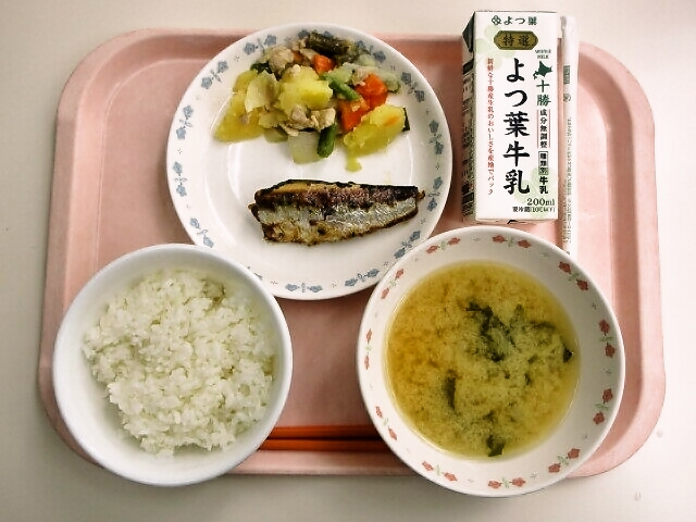 ごはん、みそ汁(玉ねぎ・わかめ)、いわしの生姜煮、塩肉じゃが、牛乳