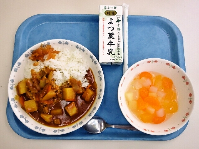 カレーライス、福神漬、フルーツポンチ、牛乳