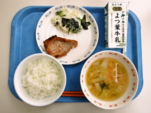 ごはん、みそ汁(白菜・人参)、豚肉の生姜焼き、大根の和風マヨ和え、牛乳