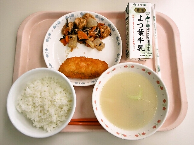 ごはん、チンゲン菜スープ、白身魚フライ、こんにゃくとがんものみそ炒め、牛乳