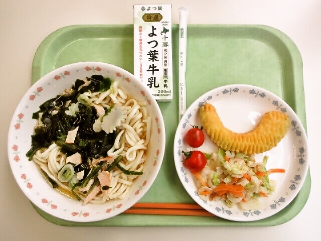 鶏肉とわかめの冷やかけうどん、かぼちゃ天ぷら、キャベツのごまドレ和え、士幌のミニトマト、牛乳