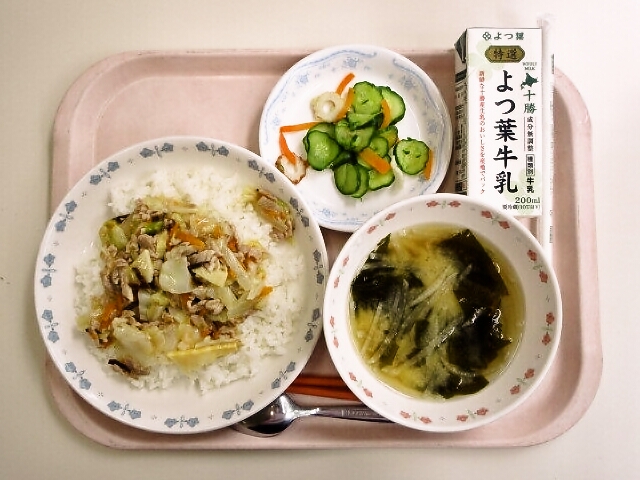塩豚丼、みそ汁(大根・わかめ)、きゅうりもみ、牛乳
