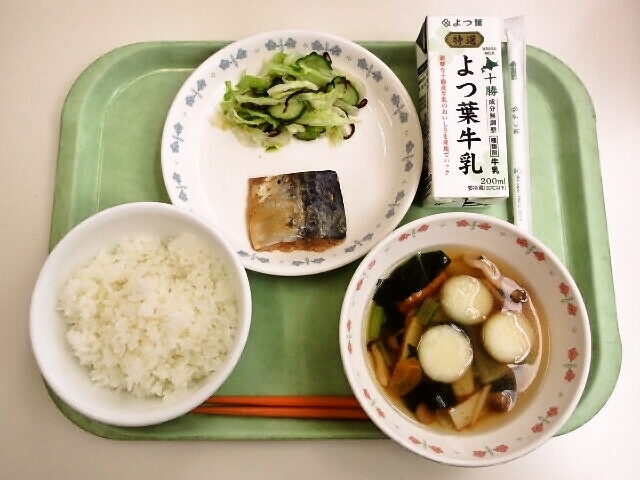 ごはん、いも団子汁、サバの味噌煮、やみつきキャベツ、牛乳