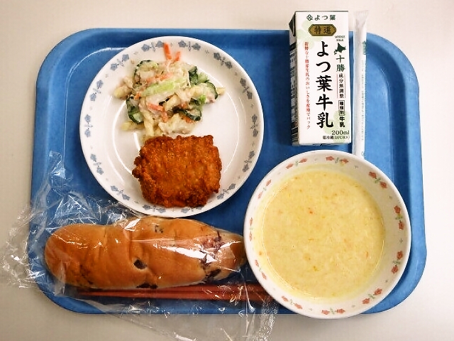 小豆パン、コーンポタージュ、クリスピーチキン、マカロニツナサラダ、牛乳