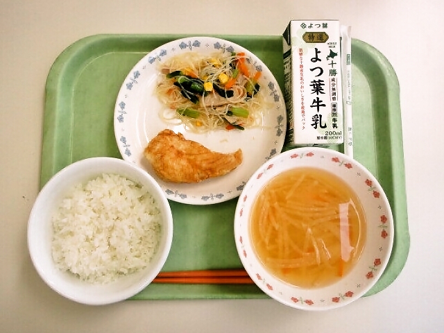 ごはん、みそ汁(大根・人参)、ささみの黒酢風味、春雨サラダ、牛乳