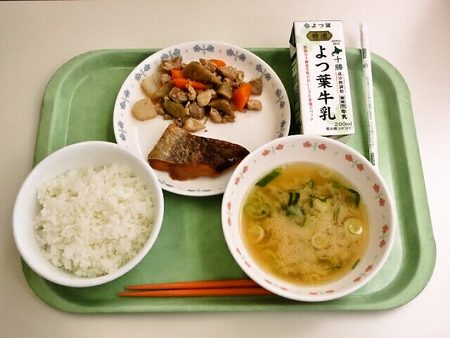 ごはん、みそ汁(じゃがいも・長ネギ)、タラの照り焼き、鶏ごぼう煮、牛乳