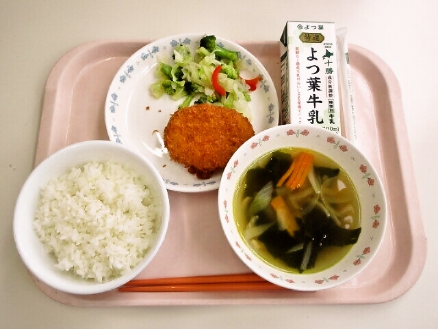 ごはん、わかめスープ、士幌の野菜コロッケ/北海道フーズさんから無償提供、ブロッコリーサラダ、牛乳