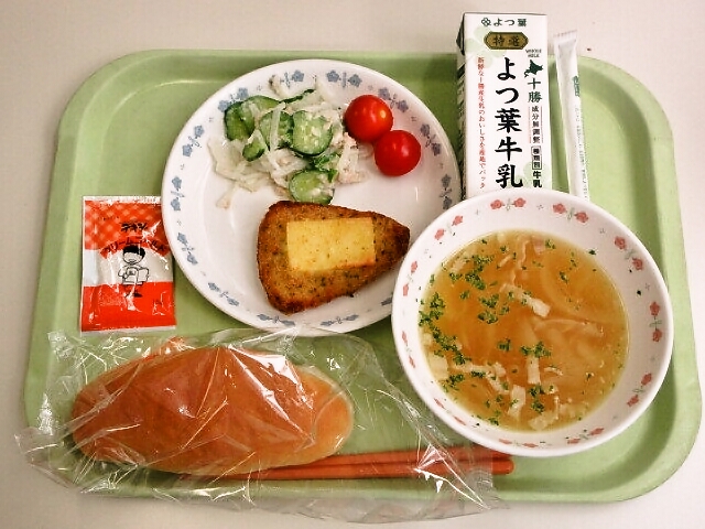 コッペパン/クリームゴールド、オニオンスープ、チキンのオーブン焼き、大根ツナサラダ、士幌のミニトマト、牛乳