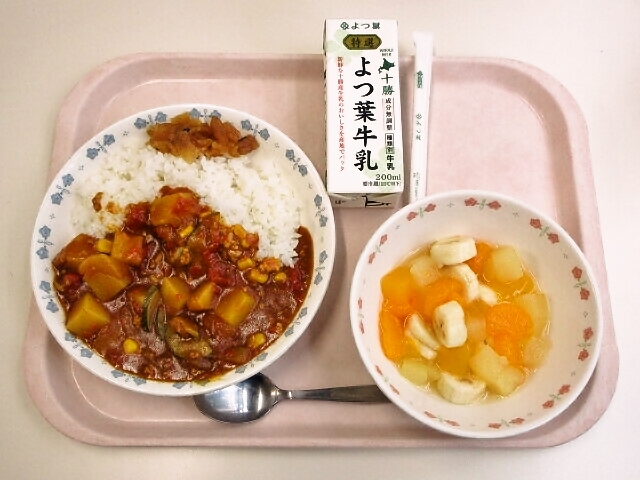 夏野菜のカレーライス、福神漬、フルーツ&みかんゼリー、牛乳