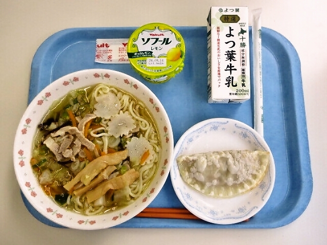 塩ラーメン、ジャンボ餃子、ヨーグルト(レモン)、牛乳