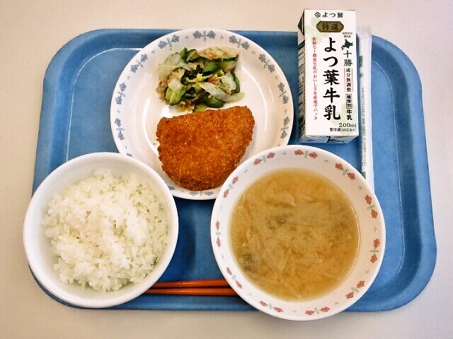 ごはん、みそ汁(大根・なめこ)、かぼちゃひき肉フライ、白菜のなめ茸和え、牛乳