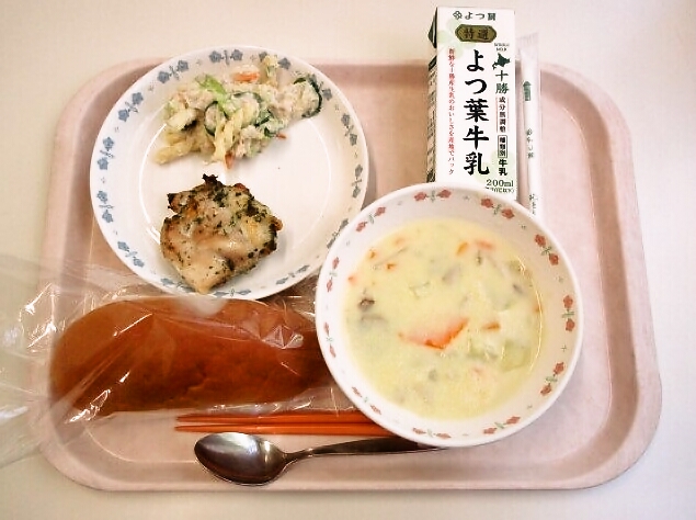 黒糖パン、ホワイトシチュー、鶏のスパイス焼き、マカロニツナサラダ、牛乳