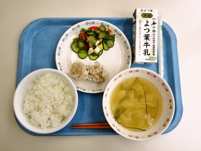 ごはん、みそ汁(キャベツ・昆布)、焼売、いかとくらげの和え物、牛乳