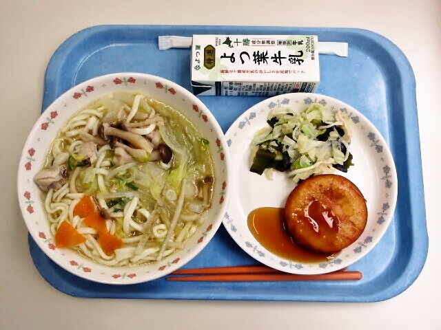 鶏だしうどん、いももち、きゃべつとわかめの和えもの、牛乳
