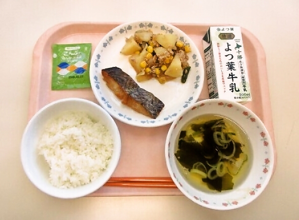 ごはん/昆布とお抹茶ふりかけ、わかたけ汁、白身魚の幽庵焼き、じゃがいもそぼろ煮、牛乳