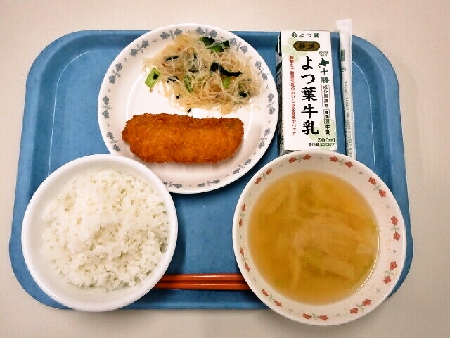 ごはん、みそ汁(白菜・人参)、白身魚、大根と青菜のサラダ、牛乳