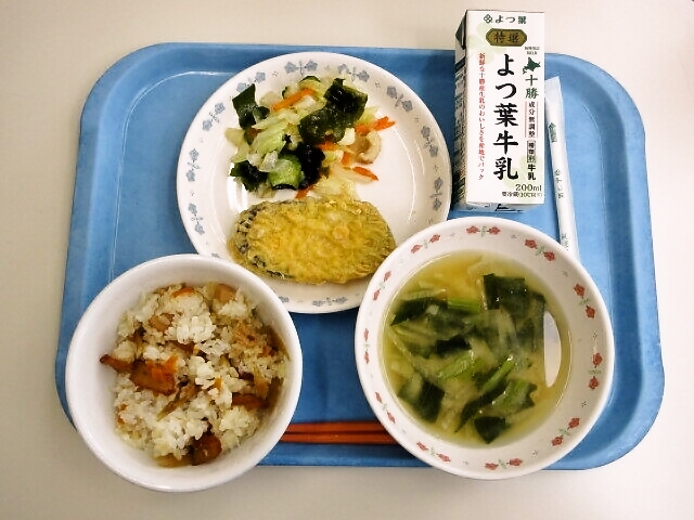 鶏ごぼうごはん、みそ汁(大根・小松菜)、さつまいも天ぷら、海藻サラダ、牛乳