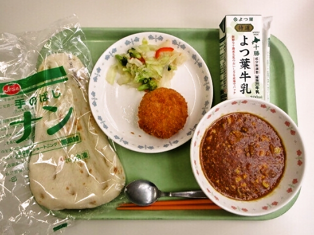ナン、チキンキーマカレー、コーンフライ、ブロッコリーサラダ、牛乳