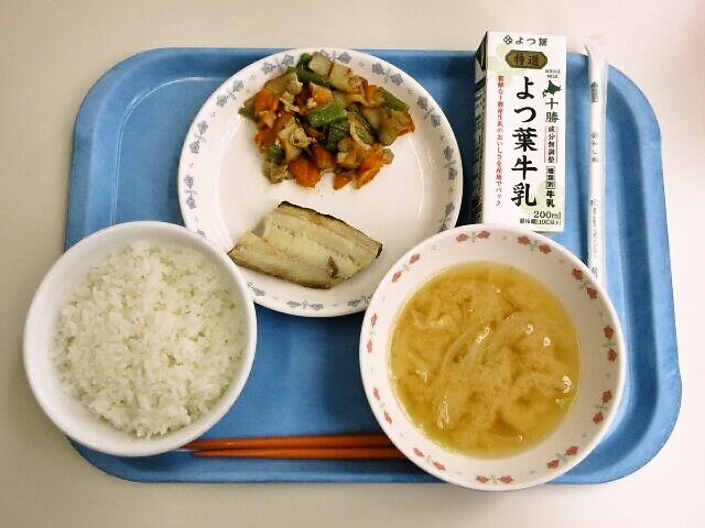 ごはん、みそ汁(きゃべつ・玉ねぎ)、ほっけの塩焼き、ふきの五目煮、牛乳