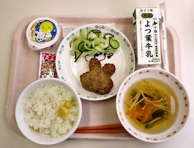 栗ごはん ●さわに汁、ウサギ型ハンバーグ/ケチャップ、やみつきキャベツ、十五夜ゼリー、牛乳