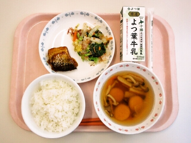 ごはん、かぼちゃ団子汁、さばのカレー煮、白菜のおかか和え、牛乳