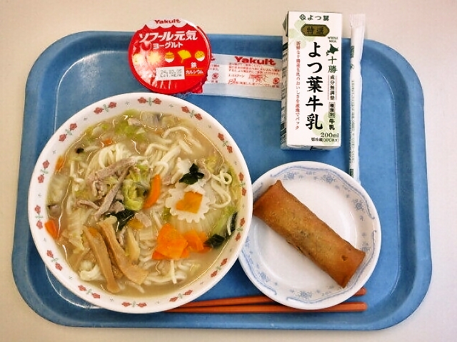 ちゃんぽん麵、春巻き、元気ヨーグルト、牛乳
