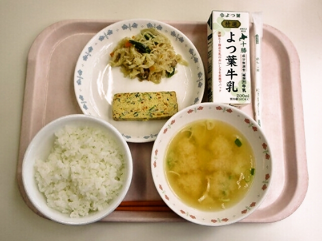 ごはん、みそ汁(じゃがいも・長ネギ)、具だくさん玉子焼き、切干大根のコンソメ煮、牛乳