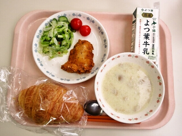 クロワッサン、ポテトポタージュ、クリスピーチキン、グリーンサラダ、ミニトマト、牛乳