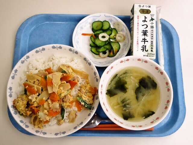 親子丼、みそ汁(大根・わかめ)、きゅうりもみ、牛乳