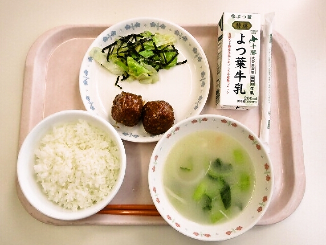 ごはん、チンゲン菜スープ、みそだれ肉団子、キャベツの磯和え、牛乳