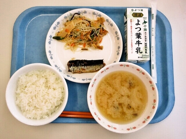 ごはん、みそ汁(玉ねぎ・しめじ)、いわしの梅煮、春雨炒め、牛乳