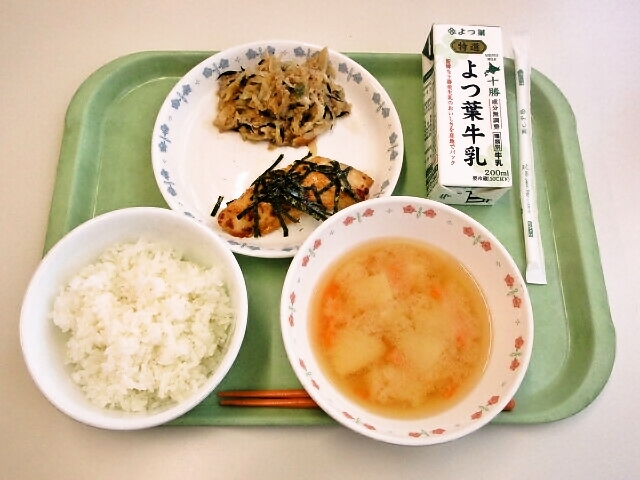 ごはん、みそ汁(じゃがいも・人参)、ささみのマヨだれ焼き、切干大根の炒め煮、牛乳