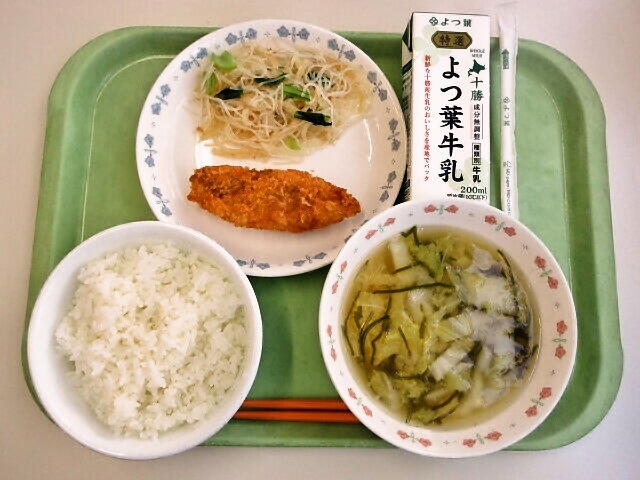 ごはん、みそ汁(白菜・昆布)、真鱈のガーリック焼き、大根と青菜のサラダ、牛乳