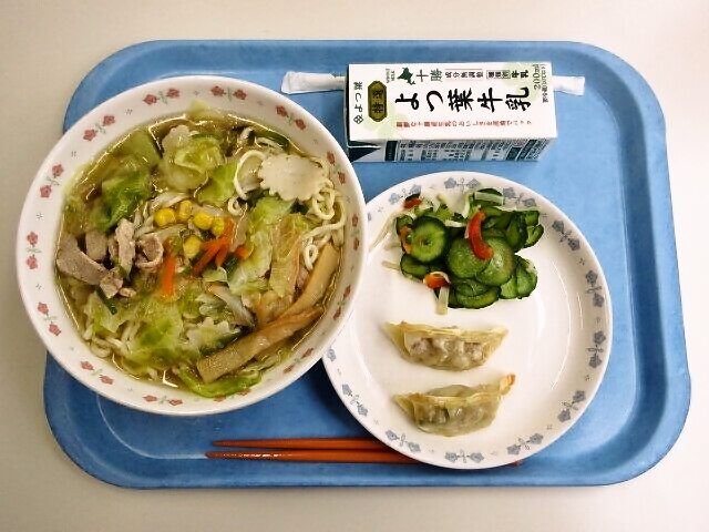 塩ラーメン、焼き餃子、きゅうりの中華漬け、牛乳