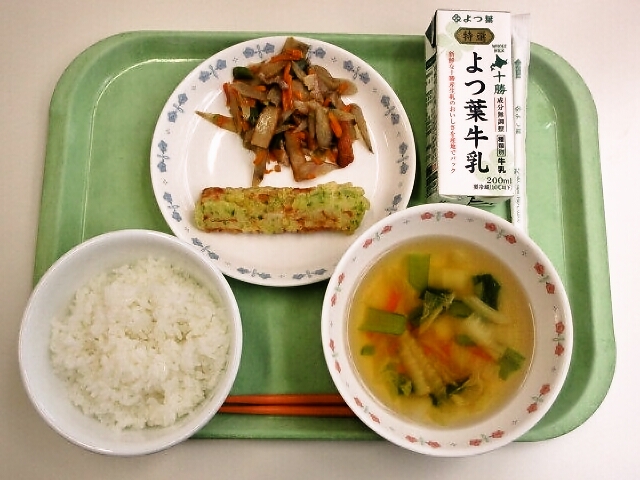 ごはん、白菜スープ、ちくわの磯辺焼き、五目きんぴら、牛乳