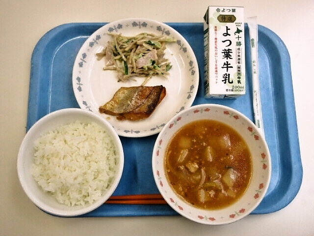 ごはん、大根のマーボースープ、タラの照り焼き、ごぼうサラダ、牛乳