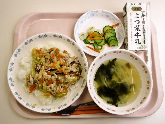 塩豚丼、みそ汁(大根・わかめ)、きゅうりもみ、牛乳